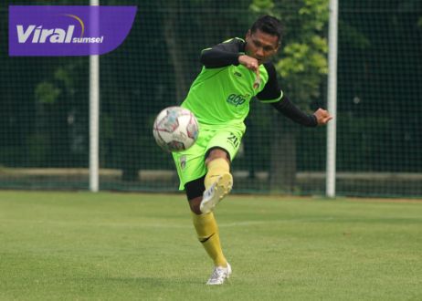 Rendy Siregar pemain belakang Sriwijaya FC kirim sinyal bertahan. Foto : ig/rendysiregar