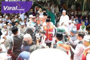 Antusias masyarakat menyambut kehadiran Gubernur Sumsel H Herman Deru saat Dzikir dan Haul Akbar Datuk Kiai Marogan ke-122 di Masjid Kiai Marogan Kertapati Palembang, Minggu (19/2/2023). Foto : viralsumsel.com/win