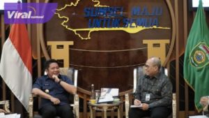 Gubernur Sumsel H Herman Deru, ketika malakukn pertemuan dengan Kepala Bank Indonesia Perwakilan Sumsel, R. Erwin Soeriadimadja, di ruang tamu Gubernur Sumsel, Senin (20/3/2023). Foto : viralsumsel.com/win