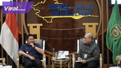 Gubernur Sumsel H Herman Deru, ketika malakukn pertemuan dengan Kepala Bank Indonesia Perwakilan Sumsel, R. Erwin Soeriadimadja, di ruang tamu Gubernur Sumsel, Senin (20/3/2023). Foto : viralsumsel.com/win