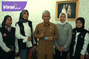 Bupati Kabupaten OKI, H. Iskandar SE saat menerima Petugas Pemutakhiran Daftar Pemilih, Selasa (21/2/2023). Foto : viralsumsel.com/fir