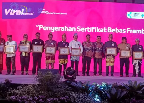 Penyerahan sertifikat bebas frambusia di Krakatau Grand Ballroom Taman Mini Indonesia Indah Jakarta, Selasa (21/2/2023). Foto : viralsumsel.com/dev