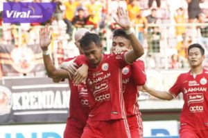 Bek Persija Jakarta, Hansamu Yama selebrasi usai cetak gol ke gawang PS Barito Putera. Persija Jakarta menang dengan skor 2-1 di Stadion Patriot Candrabhaga, Rabu (22/2/2023). Foto : LIB