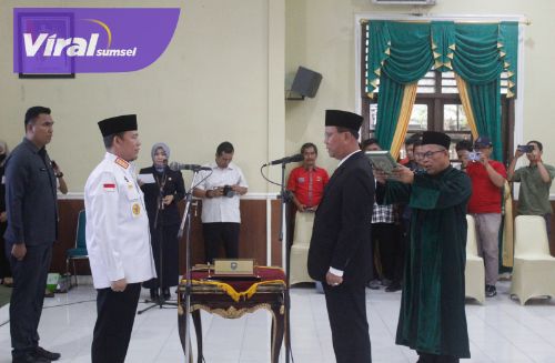 PJ. Bupati OKU H Teddy Meilwansyah S.STP.,MM.,M.Pd  saat melantik dan mengambil sumpah jabatan  PJ. Sekda dan Jabatan Tinggi Pratama di Gedung Abdi Praja Pemkab OKU, Rabu (22/02/2023). Foto : viralsumsel.com/ara PJ. Bupati OKU H Teddy Meilwansyah S.STP.,MM.,M.Pd saat melantik dan mengambil sumpah jabatan PJ. Sekda dan Jabatan Tinggi Pratama di Gedung Abdi Praja Pemkab OKU, Rabu (22/02/2023). Foto : viralsumsel.com/ara