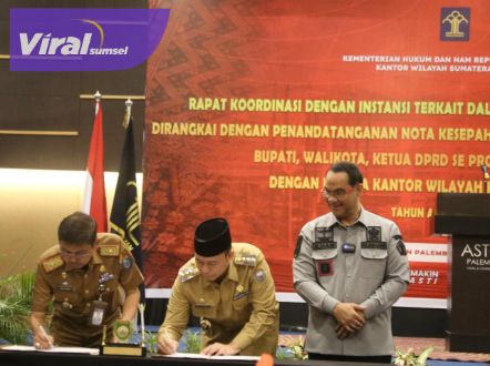Pj Bupati OKU, H Teddy Meilwansyah S.STP.,MM.,M.Pd menghadiri Rakor pembentukan regulasi daerah dan penanadatanganan MOU antara Gubernur, Bupati, Walikota dan ketua DPRD Se-Provinsi Sumsel yang dilaksanakan oleh Kantor Wilayah Kementrian Hukum dan HAM Provinsi Sumsel, Selasa (21/2/2023). Foto : viralsumsel.com/ara