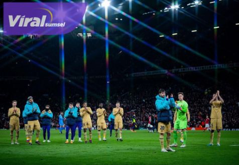 Para pemain Barcelona aplaus pada supporte usai laga kontra Manchester United di ajang Liga Europa. Foto : igbarcelona