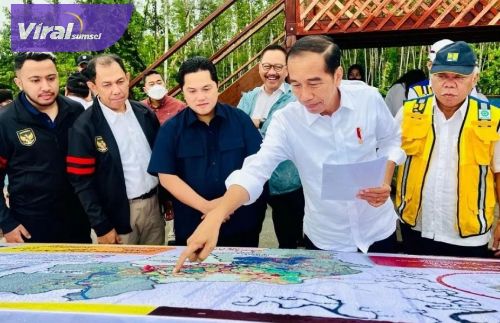 Presiden Jokowi saat meninjau Kawasan 1B, Ibu Kota Nusantara, Kabupaten Penajam Paser Utara, pada Jumat (24/2/2023). Foto : PSSI