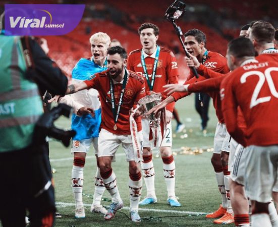 Para pemain Manchester United selebrasi usai meraih gelar juara Piala Liga Inggris. Foto : igmu