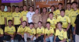 Pemain dan offisial PS Palembang U-17 saat dilepas Ketua Askot PSSI Palembang, Ansori di Hotel Majestik, Senin (27/2/2023). Foto : viralsumsel.com/ion