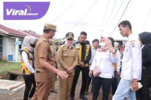 Wakil Walikota Palembang Fitrianti Agustinda saat meninjau warga korban terdampak angin puting beliung di Palembang, Senin (27/2/2023). Foto ; viralsumsel.com/nto