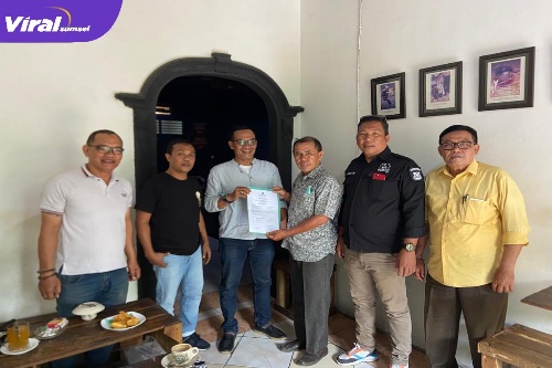 Pengurus DPD PJS Sumut menyerahkan SK DPC Kota Tebing Tinggi, Rabu (01/02/2023). Foto : Viralsumsel
