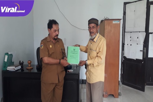 Ketua DPC PJS Touna, Budi Prihartono Dako saat menyerahkan dokumen ke kantor Kesbangpol Touna, Kamis (02/02/2023)