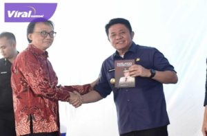 Gubernur Sumsel H Herman Deru melaunching buku PKK Kolonel TNI Purn. Djarab di Desa Pelangkenidai, Pagaralam, Selasa (21/2/2023). Foto : viralsumsel.com/win