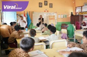 Anggota DPD/ MPR RI dari Dapil Sumsel, Amaliah Sobli S.KG, M.B.A sosialisais Empat Pilar Berbangsa dan Bernegara di SDN 2 di Desa Berlian Makmur (C2), Kecamatan Sungai Lilin. Foto : viralsumsel.com/ion