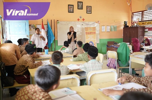 Anggota DPD/ MPR RI dari Dapil Sumsel, Amaliah Sobli S.KG, M.B.A sosialisais Empat Pilar Berbangsa dan Bernegara di SDN 2 di Desa Berlian Makmur (C2), Kecamatan Sungai Lilin. Foto : viralsumsel.com/ion