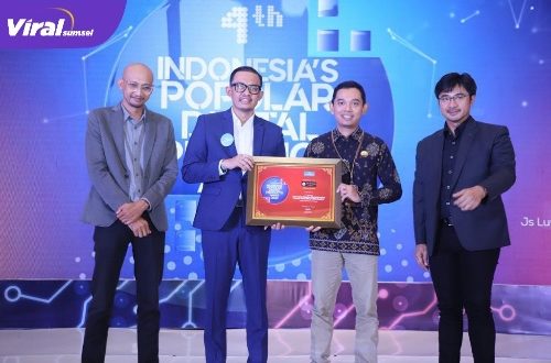 Direktur Manajemen Risiko dan Teknologi Informasi Jasa Raharja Amos Sampetoding Saat Menerima Penghargaan Dari The Iconomics. Foto : Viralsumsel