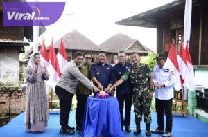 Gubernur Sumsel H Herman Herman Deru saat meresmikan pembangunan jalan lingkar Desa Pelangkenidai, Kecamatan Dempo Tengah, Kota Pagaralam, Selasa (21/2/2023). Foto : viralsumsel.com/win