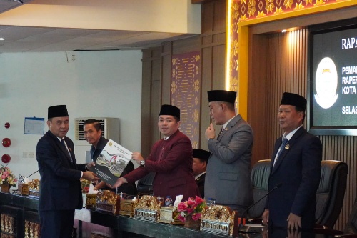 Wakil ketua DPRD Kota Palembang Adzanu Getar Nusantara Saat Menerima Laporan Pandangan Umum dari Fraksi-fraksi.
