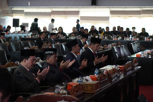 Para anggota DPRD kota Palembang Sedang Berdoa.