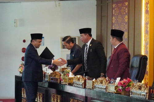 Momen Ketua DPRD Kota Palembang Zainal Abidin SH Saat Bersalaman Pada Paripurna DPRD Kota Palembang.