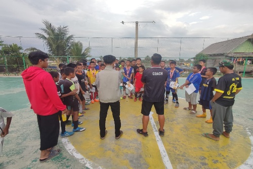 Para Pengurus SSB GRASISPITAH Saat Memberikan Arahan Kepada Murid-murid. 