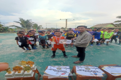 Manager SSB GRASISPITAH Bapak Noto Saat Berikan Piala Kepada Juara Game Internal.