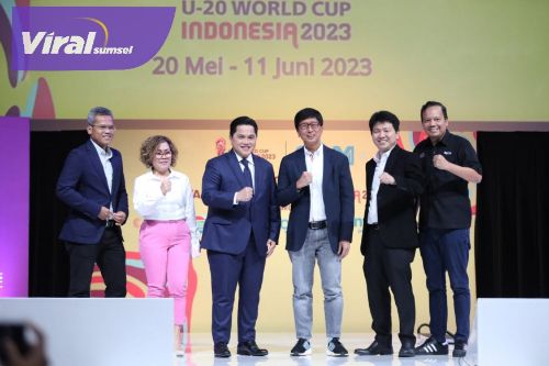 Erick Thohir dalam sesi jumpa pers penetapan PT Surya Cipta Media (SCM) sebagai host broadcaster Piala Dunia FIFA U-20, Selasa (28/2/2023) sore. Foto : pssi