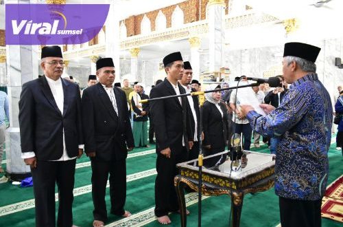 Bupati OKI, H. Iskandar, SE melantik pimpinan Baznas OKI periode 2023-2028 di Masjid Agung Sholihin Kayuagung, Jumat (3/3/2023). Foto : viralsumsel.com/fir