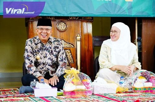 Wakil Gubernur Sumsel H. Mawardi Yahya, bersama Ketua Perwosi Provinsi Sumsel Hj Fauziah MY Ruwahan Akbar di Pondok Pesantren Aulia Cendikia, Kamis (2/3/2023) siang. Foto : viralsumsel.com/win
