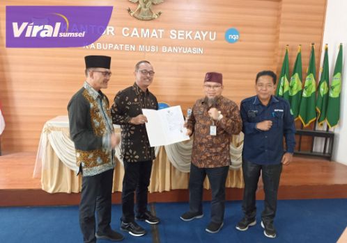 SK Plh Camat Sekayu diserahkan Pj Bupati Musi Banyuasin melalui Asisten I Setda Muba H Yudi Herzandi SH MH, di Aula Kantor Camat Sekayu, Kamis (2/03/2023). Foto : viralsumsel.com/dev