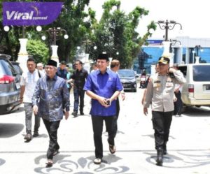 Kepala BNPT RI, Komjen Polisi Boy Rafli Amar Bersama Bupati OKI Iskandar S.E, melaksanakan Sholat Jum'at di Masjid Agung Sholihin, Kayuagung, OKI, Jum'at, (3/3/2023). Foto : viralsumsel.com/fir