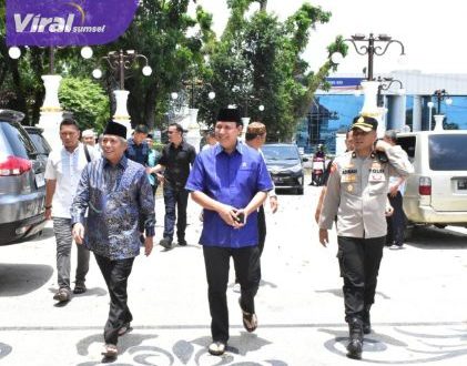 Kepala BNPT RI, Komjen Polisi Boy Rafli Amar Bersama Bupati OKI Iskandar S.E, melaksanakan Sholat Jum'at di Masjid Agung Sholihin, Kayuagung, OKI, Jum'at, (3/3/2023). Foto : viralsumsel.com/fir