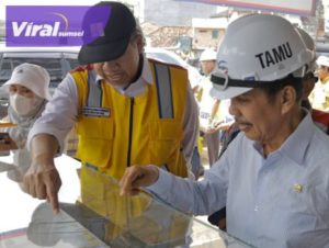 Anggota Komisi V DPR RI H Ishak Mekki saat kunjungan ke berbagai proyek strategis di Palembang. Foto : viralsumsel.com/fia