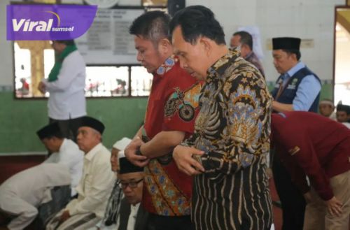 Gubernur Sumsel H Herman Deru Bersama Walikota Prabumulih H Ridho Yahya saat Safari Jumat di Masjid Nurul Iman Kelurahan Pati Galung Kota Prabumulih, Jumat (3/2/2023). Foto : viralsumsel.com/win