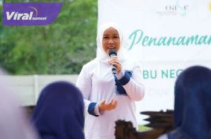 Ketua TP PKK Provinsi Sumsel, Hj. Feby Herman Deru mengikuti penanaman 1000 pohon bersama Ibu Negara Iriana Joko Widodo di Kebun Percontohan PKK Provinsi Sumsel, Gandus, Palembang, Rabu, (1/2/2023). Foto : viralsumsel.com/win