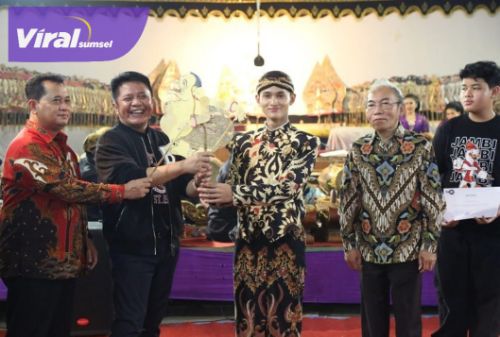 Gubernur Sumsel H. Herman Deru menghadiri pagelaran wayang kulit semalam suntuk HUT Banyuasin ke 21 tahun dan HUT TVRI Sumsel ke 49 tahun, Sabtu, (4/2/2023). Foto : viralsumsel.com/win