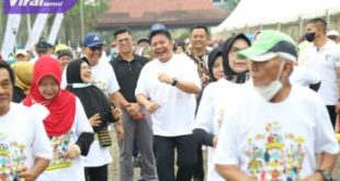 Gubernur Sumsel H Herman Deru melakukan senam dalam rangka memeriahkan Perayaan HUT Mandiri Taspen (Mantap) ke-8 Tahun di Halaman Gedung DPRD Provinsi Sumsel, Sabtu (4/2/2023). Foto : viralsumsel.com/win