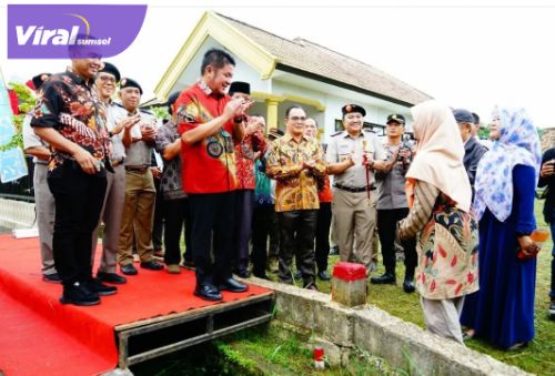 Gubernur Sumsel H. Herman Deru menyaksikan secara langsung pencanangan program GEMAPATAS serentak 1 juta patok di seluruh Indonesia, Jum’at (3/2/2023) pagi. Foto : viralsumsel.com/win