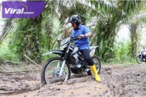 Gubernur Sumsel H Herman Deru lewati jalan berlumpur parah sejauh kurang lebih 5 KM di Dusun Saluran, Desa Kenten Laut, Rabu (15/2/2023) siang. Foto : viralsumsel.com/win