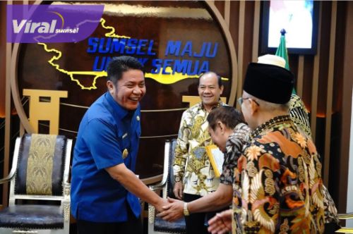 Gubernur Sumsel H Herman Deru ketika menerima anjangsana Pengurus Forum Sahabat Lama Sumsel di ruang tamu Gubernur Sumsel, Kamis (16/2/2023). Foto : viralsumsel.com/win