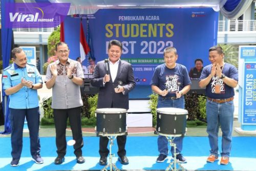 Gubernur Sumsel H Herman Deru saat membuka Student Fest Tahun 2023 di SMA Negeri 1 Palembang, Minggu (5/2/2023) pagi. Foto : viralsumsel.com/win