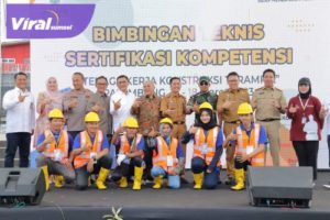 Sekda Palembang Ratu Dewa Buka Bimbingan Teknis Sertifikasi Kompetensi Tenaga Kerja Konstruksi Terampil di Plaza Benteng Kuto Besak, Palembang, Senin (13/3/2023). Foto : viralsumsel.com/fia