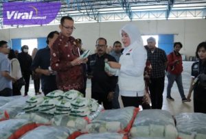 Wakil Wali Kota Palembang Fitrianti Agustinda memantau langsung ketersedian sembako di gudang Bulog Drive III Sumsel Babel, Jumat (10/3/2023) sore. Foto : viralsumsel.com/fia