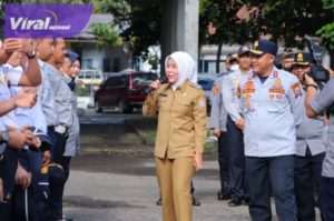 Wakil Wali Kota Palembang, Fitrianti Agustinda apel pagi di Halaman Dinas Perhubungan Kota Palembang, Senin (13/3/2023) pagi. Foto : viralsumsel.com/fia