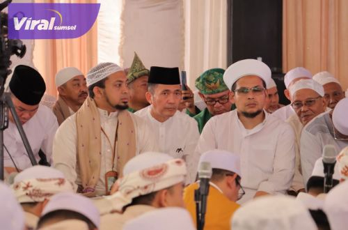Sekda Kota Palembang, Ratu Dewa saat hadiri puncak Ziarah Kubroh Ulama dan Auliya Palembang 2023, Minggu (12/3/2023). Foto : viralsumsel.com/fia