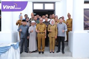 Walikota Palembang Harnojoyo, Wakil Walikota Palembang Fitrianti Agustinda dan Ketua DPRD Kota Palembang Zainal Abidin secara bersama meresmikan Kantor Camat Kemuning, Selasa (7/3/2023). Foto : viralsumsel.com/nto