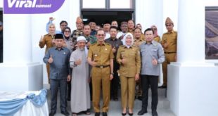 Walikota Palembang Harnojoyo, Wakil Walikota Palembang Fitrianti Agustinda dan Ketua DPRD Kota Palembang Zainal Abidin secara bersama meresmikan Kantor Camat Kemuning, Selasa (7/3/2023). Foto : viralsumsel.com/nto