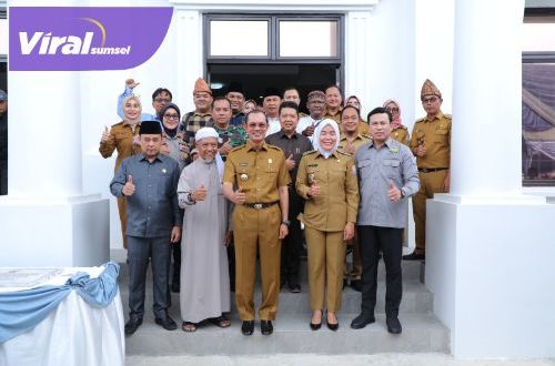 Walikota Palembang Harnojoyo, Wakil Walikota Palembang Fitrianti Agustinda dan Ketua DPRD Kota Palembang Zainal Abidin secara bersama meresmikan Kantor Camat Kemuning, Selasa (7/3/2023). Foto : viralsumsel.com/nto