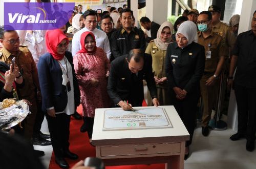 Wakil Walikota Palembang, Fitrianti Agustinda serta Ketua DPRD Kota Palembang Zainal Abidin saat peresmian RSUD Palembang BARI, Senin (6/3/2023). Foto : viralsumsel.com/nto