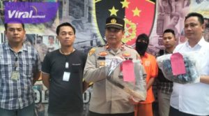 Kapolsek Pedamaran OKI, Iptu Jimmy Andry SH gelar press rilis kasus dual berdarah di lapangan bola volley Dusun 1, Desa Serinanti, Kecamatan Pedamaran, Selasa (21/3/2023). Foto : viralsumsel.com